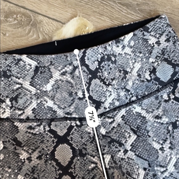 Victoria’s Secret sport knockout snake print leggings - Picture 4 of 5